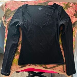 suuksess black long sleeve form fitted v neck shirt top